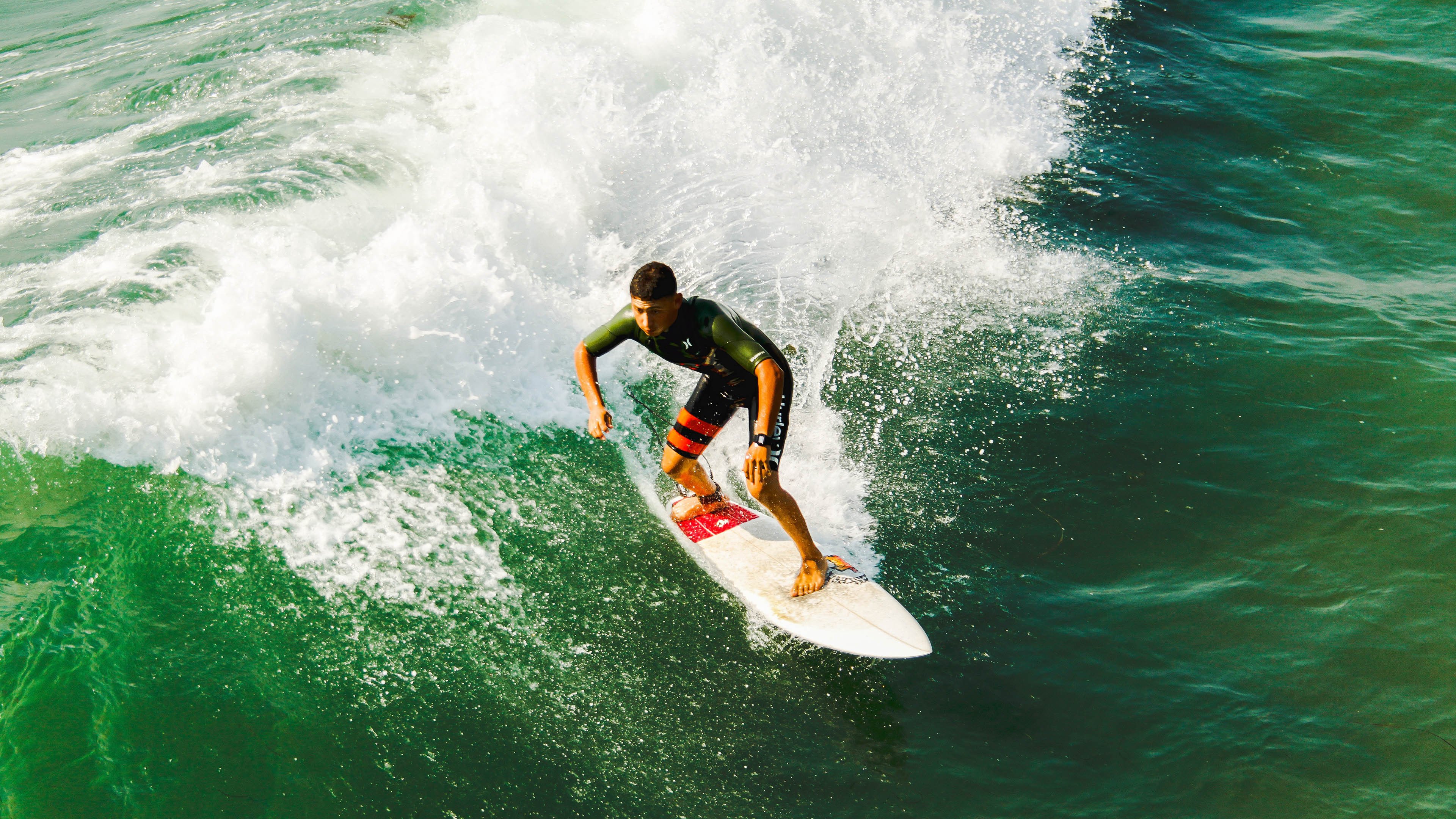 欧冠淘汰赛焦点战,勇士血拼公牛,当欧洲绿茵的智慧,照亮北美铁血的战场